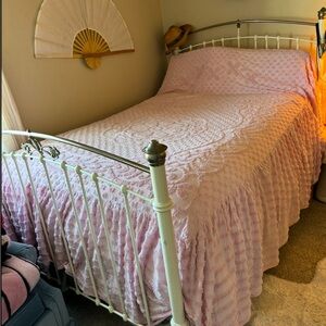 Vintage Pink ruffle coverlet Bedspread